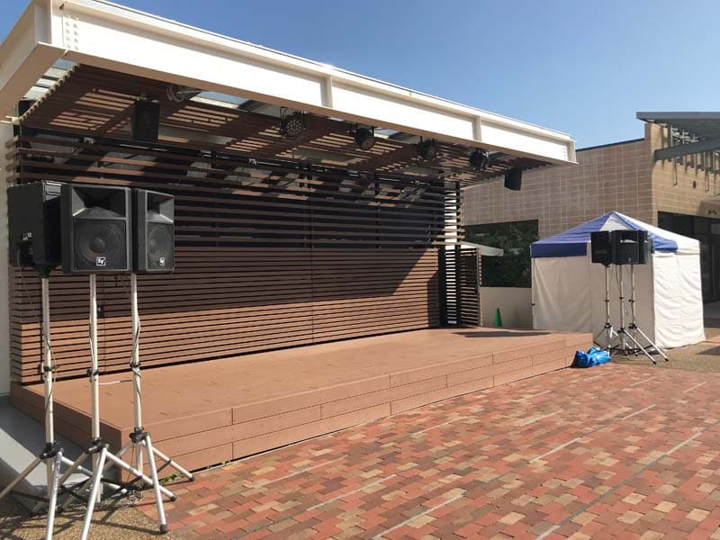 野外ステージでイベント