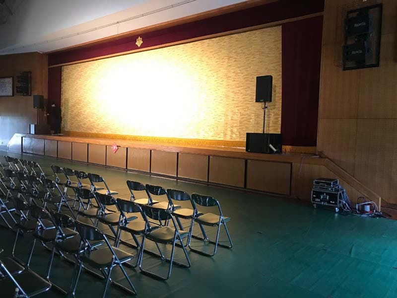 芸術鑑賞会体育館にて