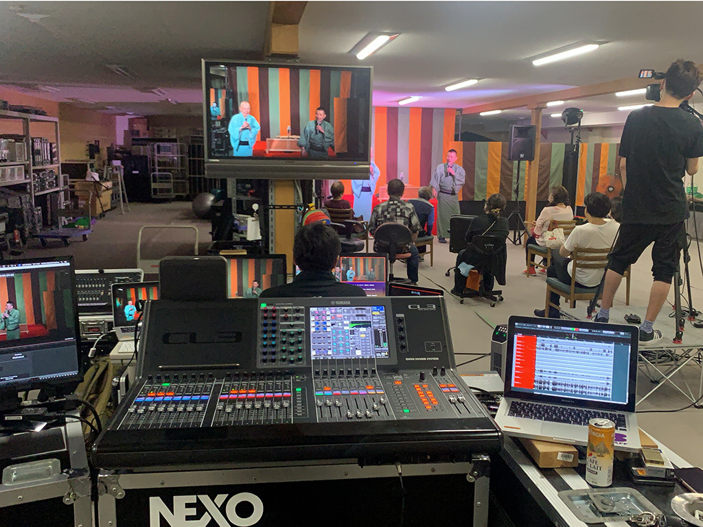 落語会もソーシャルディスタンスしている画像