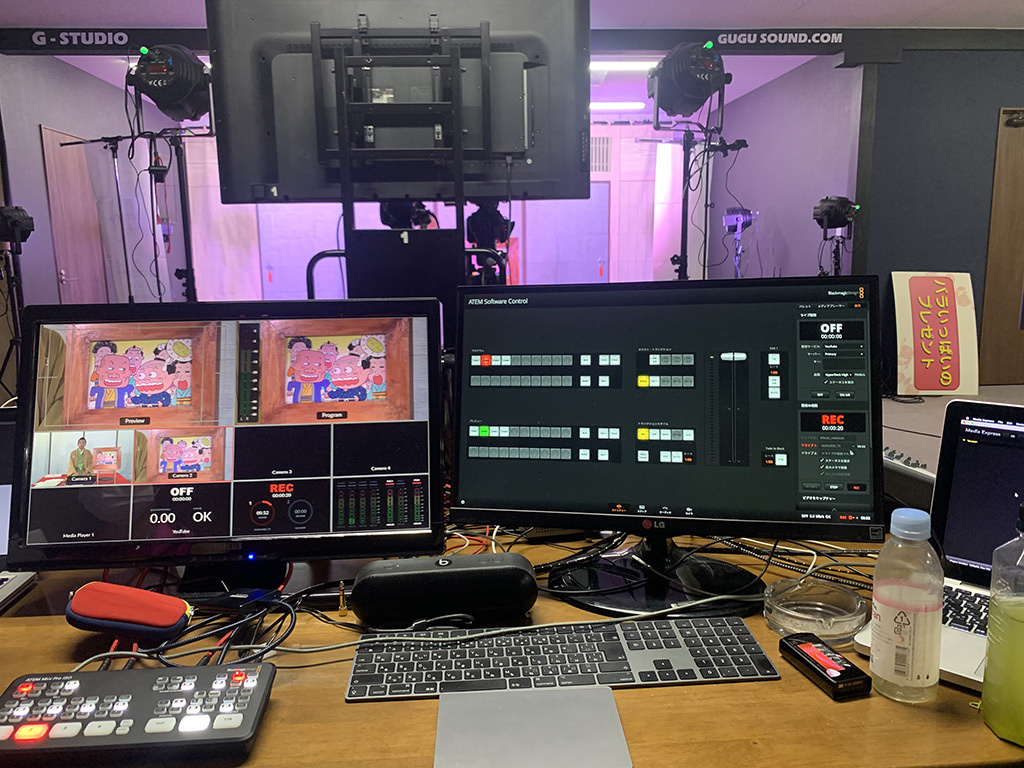 モニターが多数ある画像