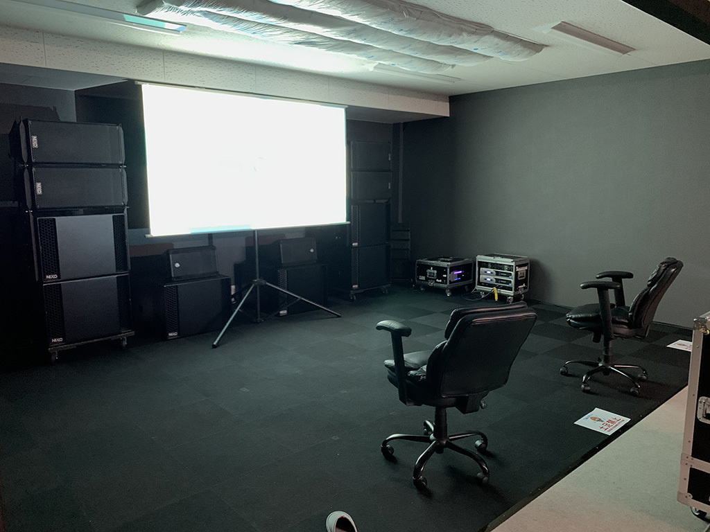 スタジオでシアター鑑賞の画像